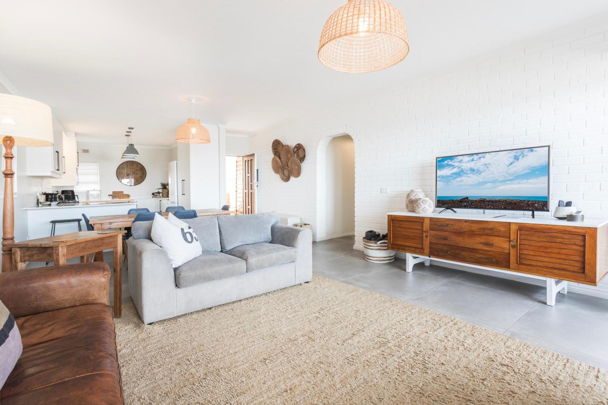 Sea La Vie- Trendy With Solar Power & Sea Views * Ballito